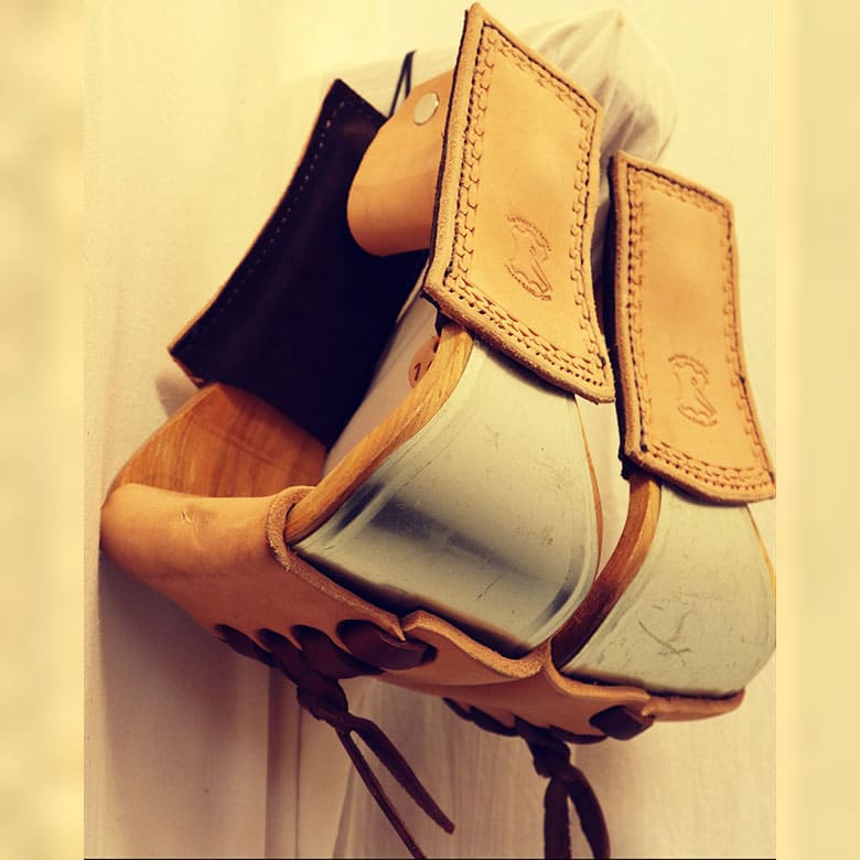 ÉTRIER BOIS / MÉTAL SEMELLE CUIR ET GAINAGE COTÉ Aux mains du sellier